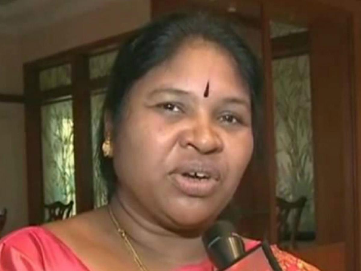 YSRCP MLA Eswari alleges AP govt is cheating innocent people